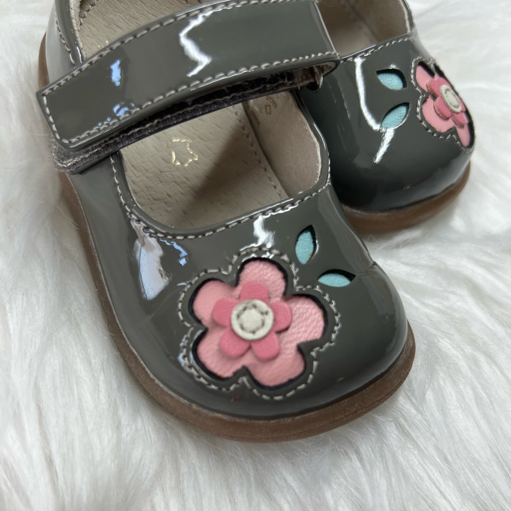 see kai run gray patent Mary Jane , pink flower cut outs US 5, EU 21